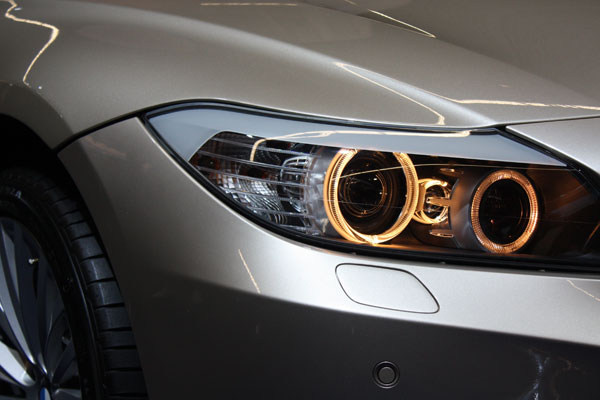 LED -autojen ajovalojen lämmön hajoamisen analyysi